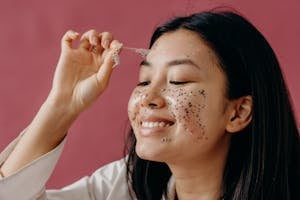 Exfoliasi kulit adalah proses mengangkat sel kulit mati dari permukaan kulit untuk mempercepat regenerasi sel baru. Proses ini penting untuk menjaga kesehatan kulit, mencegah pori-pori tersumbat, dan meningkatkan efektivitas produk perawatan kulit lainnya.